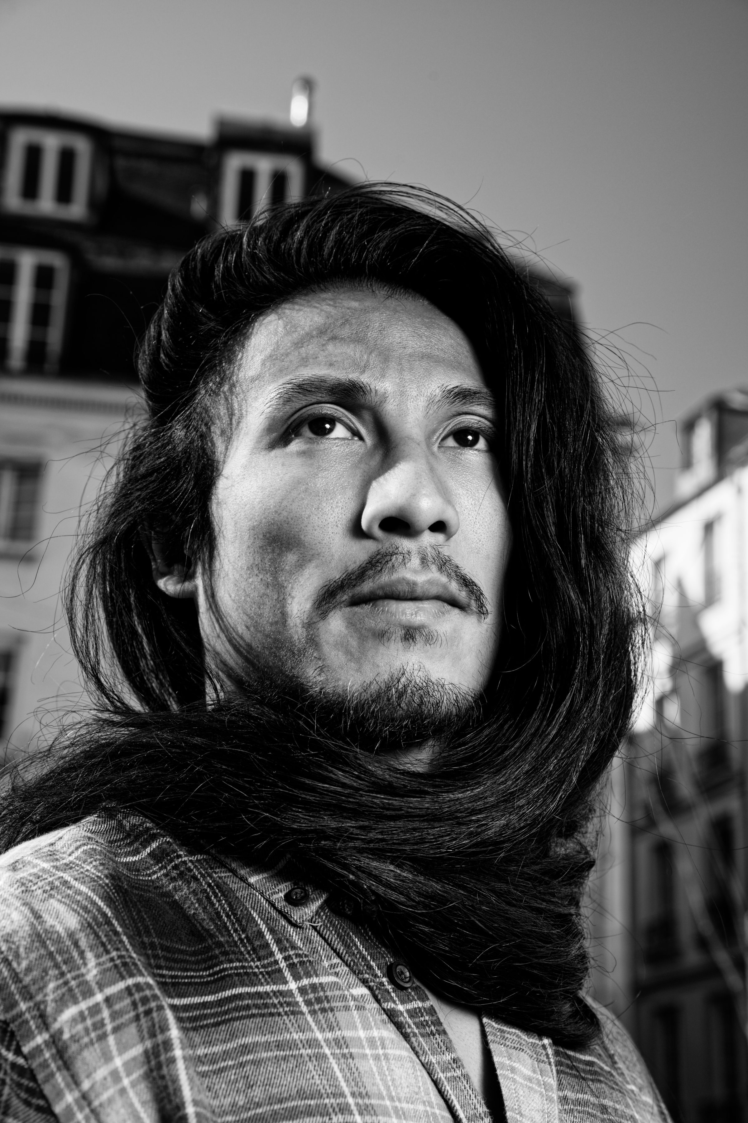 J’ai été attiré par la force du visage et par la manière dont les cheveux l’encadrent, insufflant une impression de mouvement, d’intensité et de défi silencieux. Cette photo en noir et blanc renforce ces qualités grâce à des contrastes marqués et à un langage visuel intemporel.